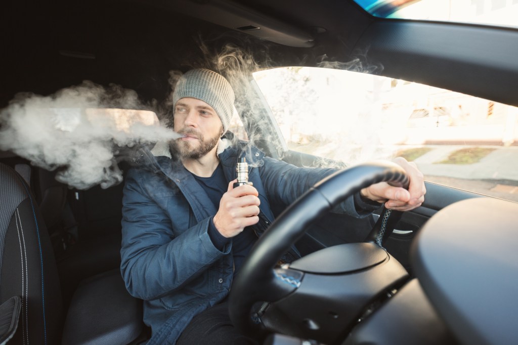 The man who came with an e-rose from an electronic cigarette while driving a car