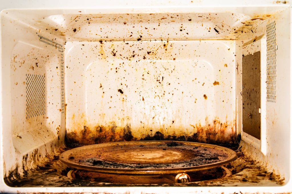 An expert recommends deleting the office microwave before using. Avoiding high -risk foods can also help. Here, a filthy microwave.